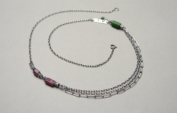 Z chlorofilem w tle -naszyjnik